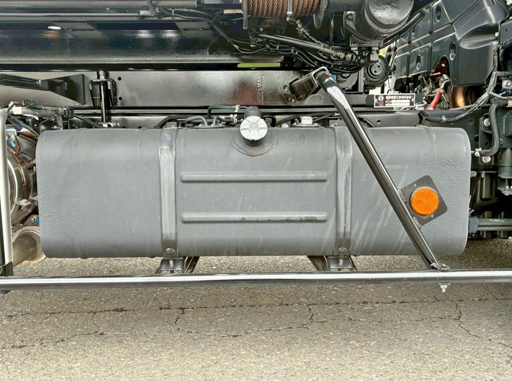 燃料タンクは100Lです。|日野 デュトロ 2KG-XZU722M(2WD)の写真21