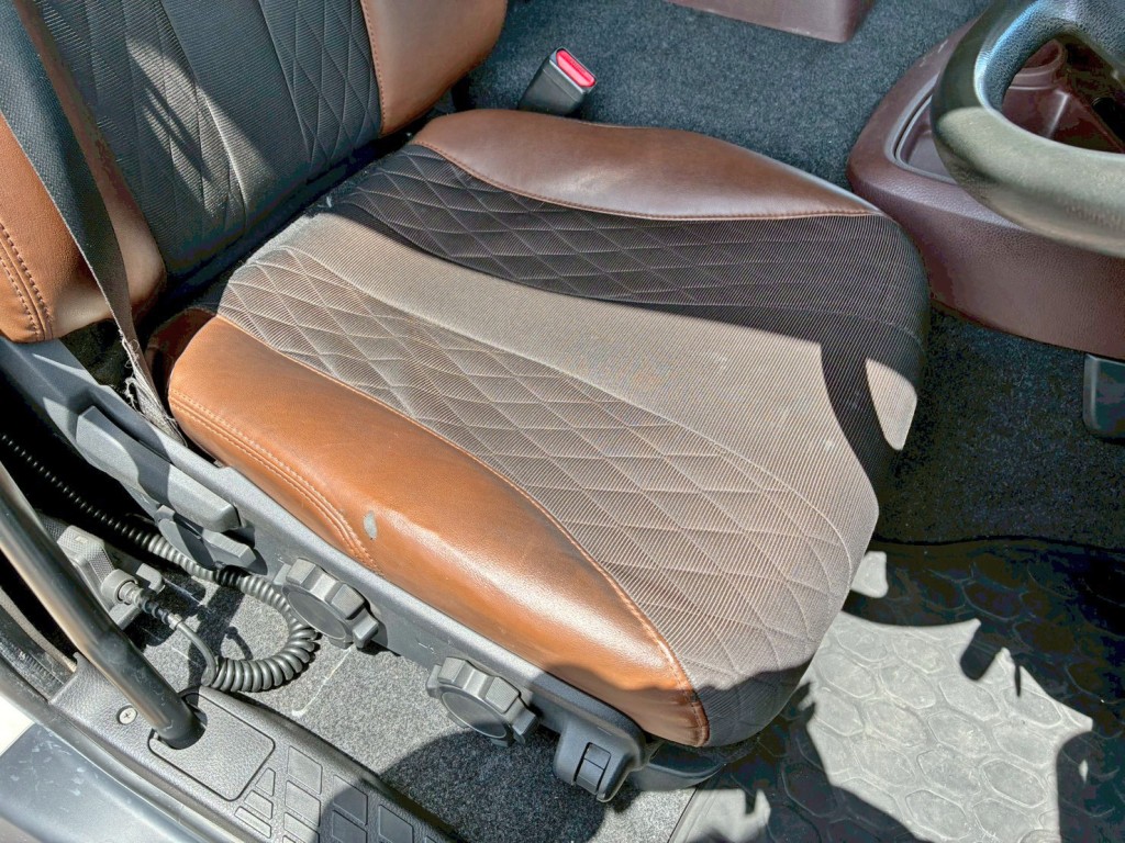 運転席座面にヘタリがあります。|日野 プロフィア 2DG-SH1EDGGの写真9