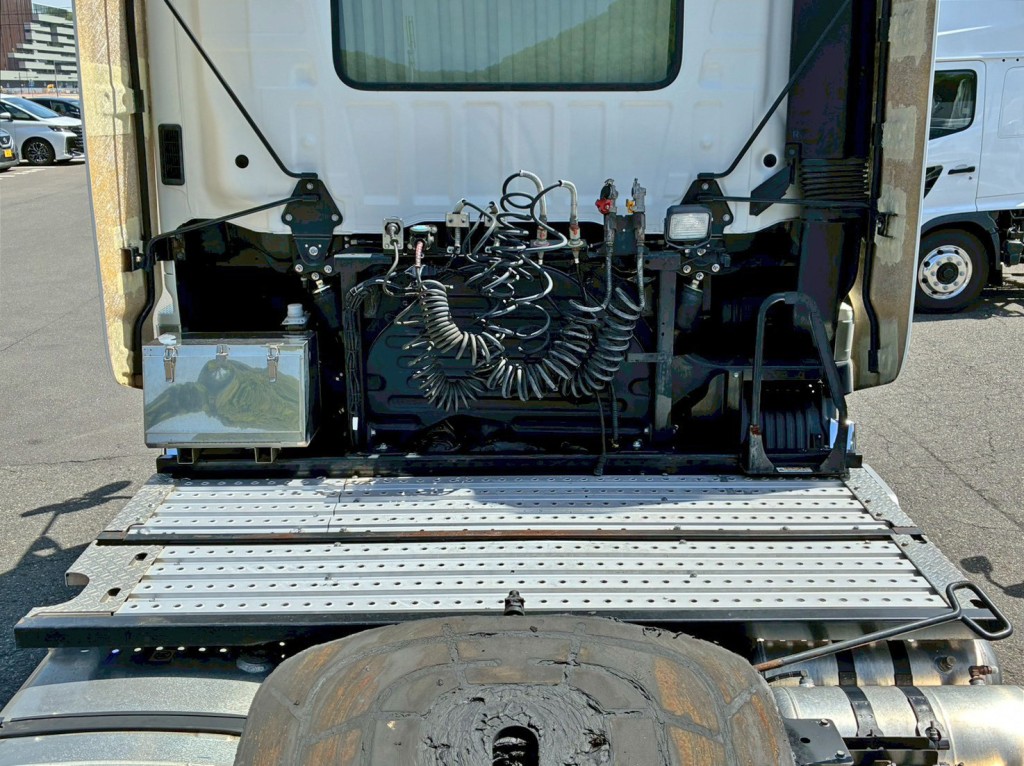 踊り場助手席側に、ステンレス製の工具箱が付いています。|日野 プロフィア 2DG-SH1EDGGの写真10