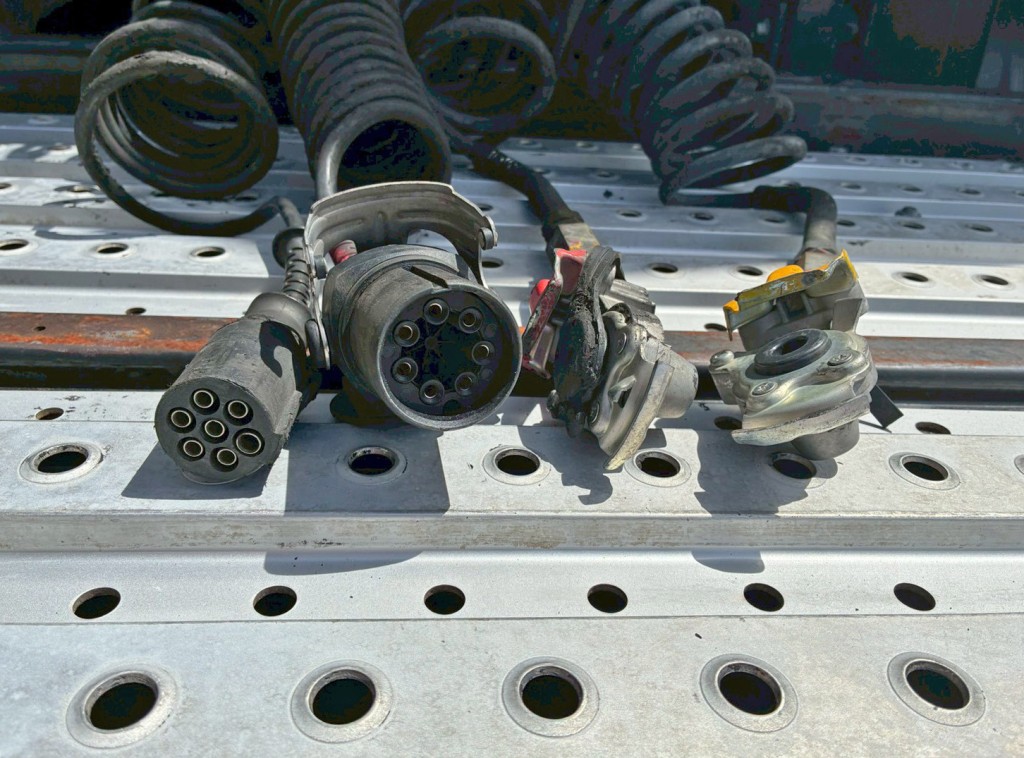 接続コネクターです。|日野 プロフィア 2DG-SH1EDGGの写真12