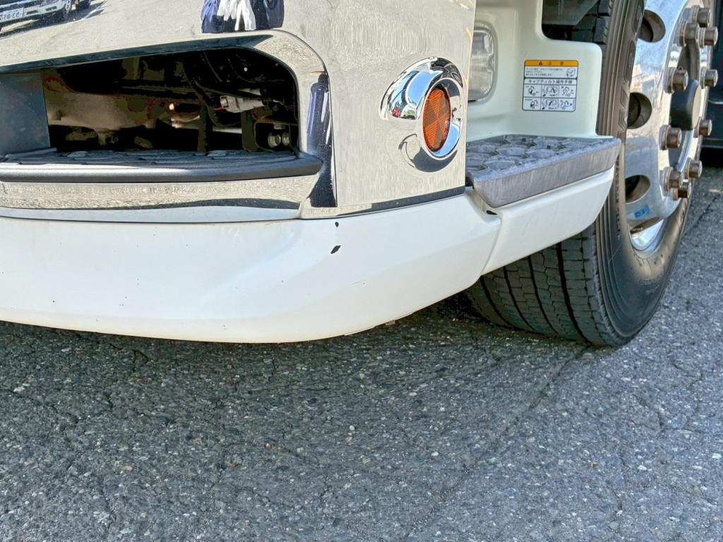 フロントバンパー助手席側下部に小キズがあります。|日野 プロフィア 2DG-SH1EDGGの写真16
