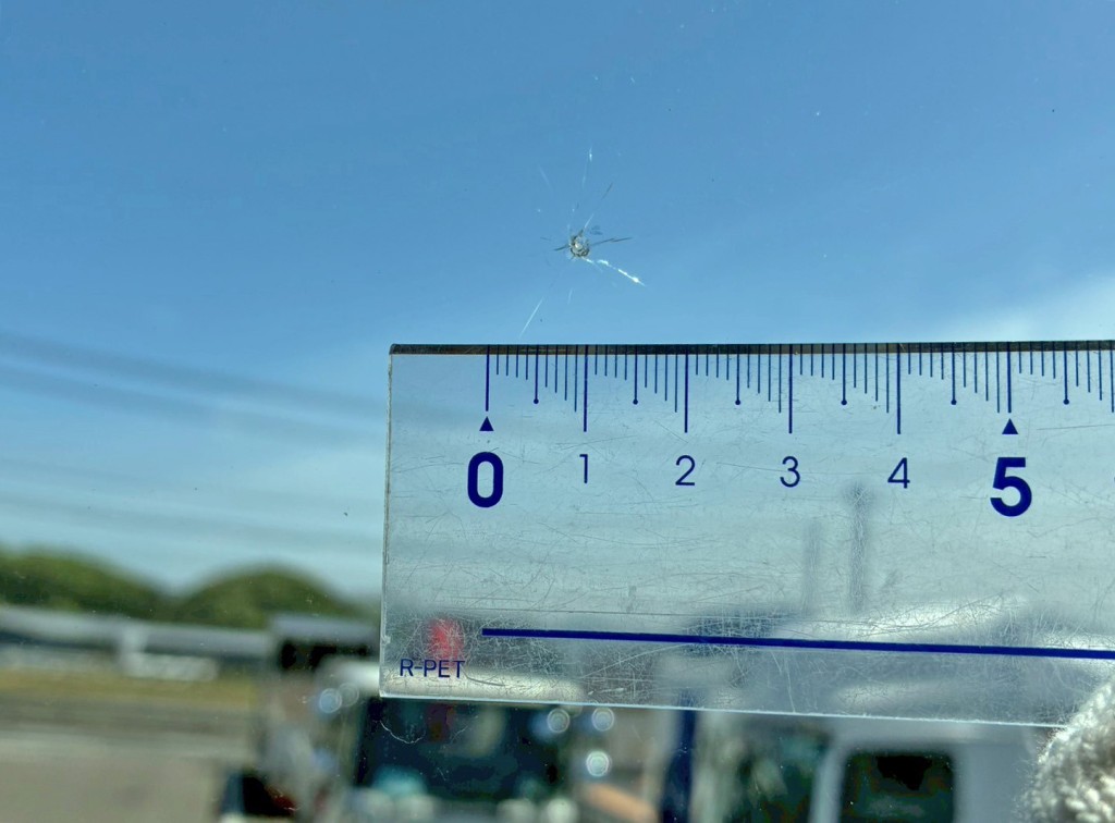 フロントガラスの運転席側上部に飛び石跡があります。|日野 プロフィア 2DG-SH1EDGGの写真18