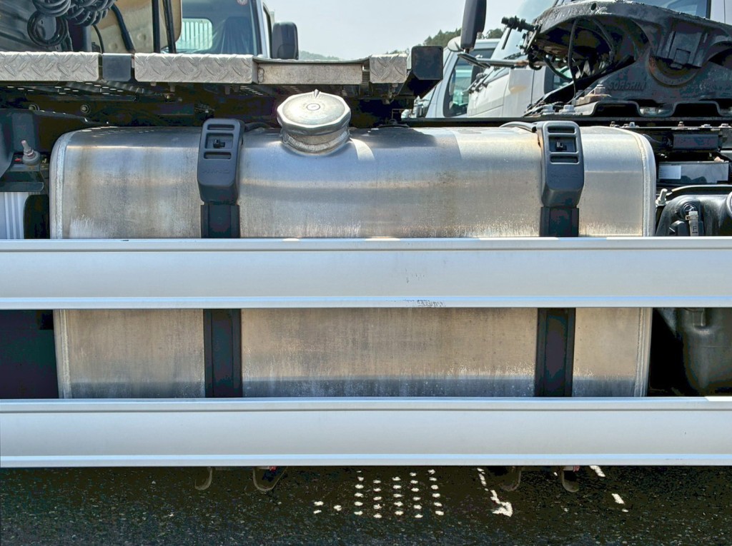 燃料タンクは390Lアルミ製です。|日野 プロフィア 2DG-SH1EDGGの写真20