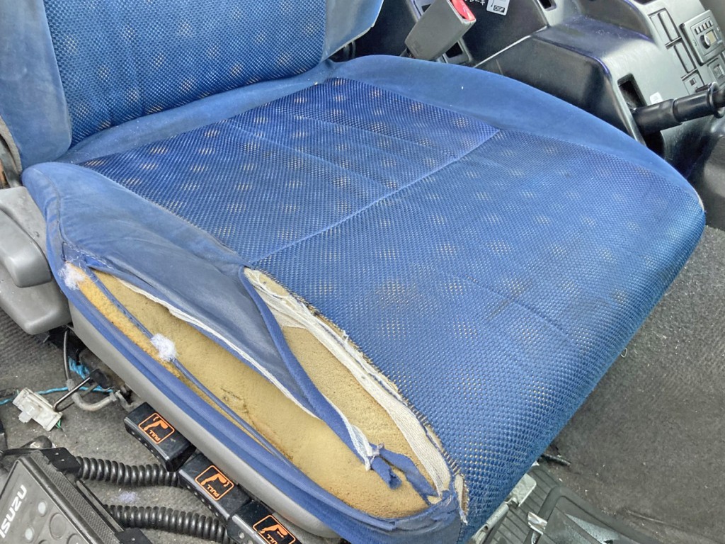 運転席座面にヘタリ・破れがあります。|いすゞ ギガ QKG-EXD52ADの写真9