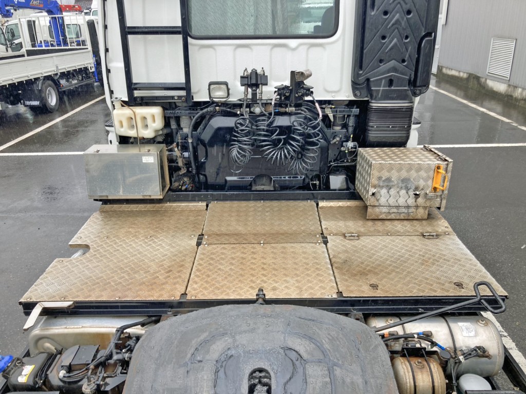 踊り場は縞板アルミです。|いすゞ ギガ QKG-EXD52ADの写真10