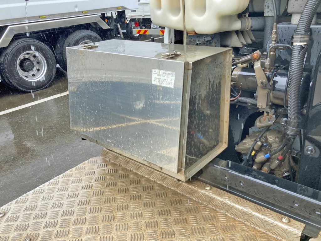 踊り場前方助手席側にステンレス製の工具箱が付いています。|いすゞ ギガ QKG-EXD52ADの写真11