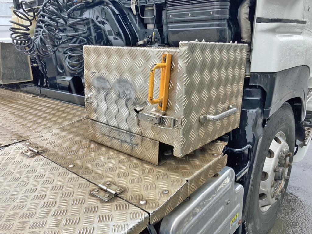 踊り場運転席側に工具箱が付いています。(側面にキズ・割れ 及び 本体に歪みがあります)|いすゞ ギガ QKG-EXD52ADの写真12