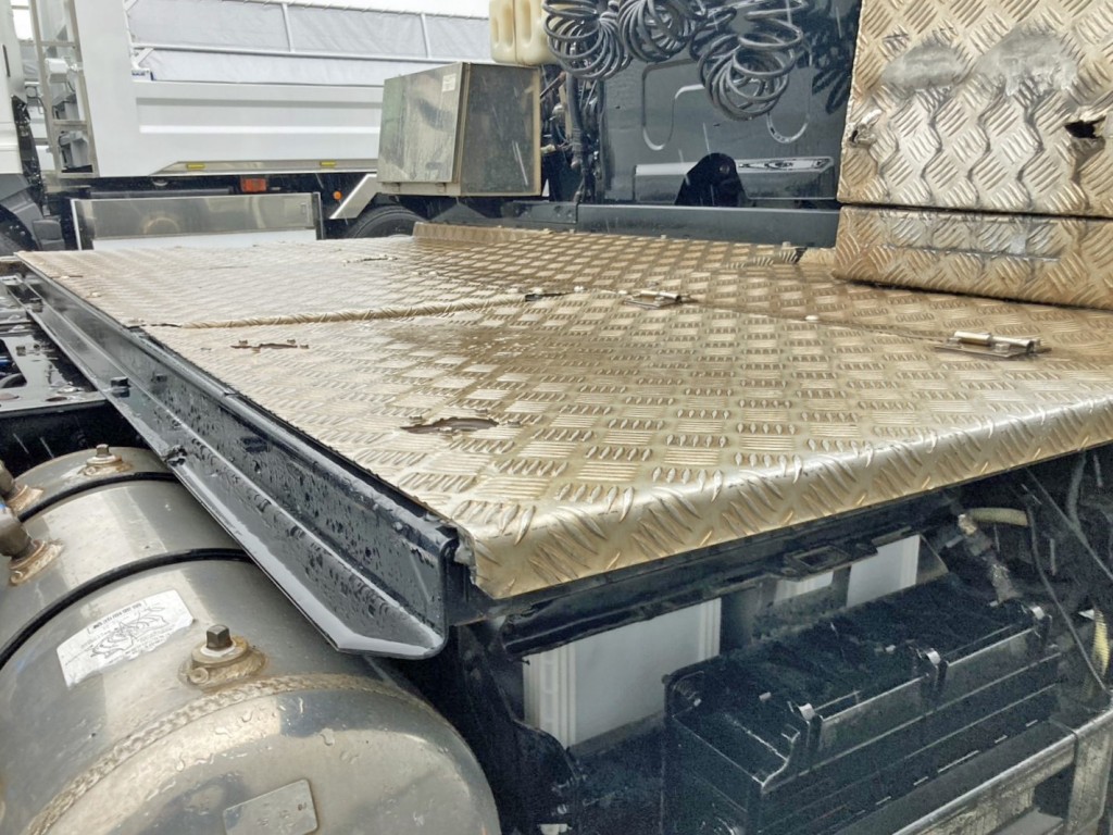 踊り場運転席側に少々歪みがあります。|いすゞ ギガ QKG-EXD52ADの写真13