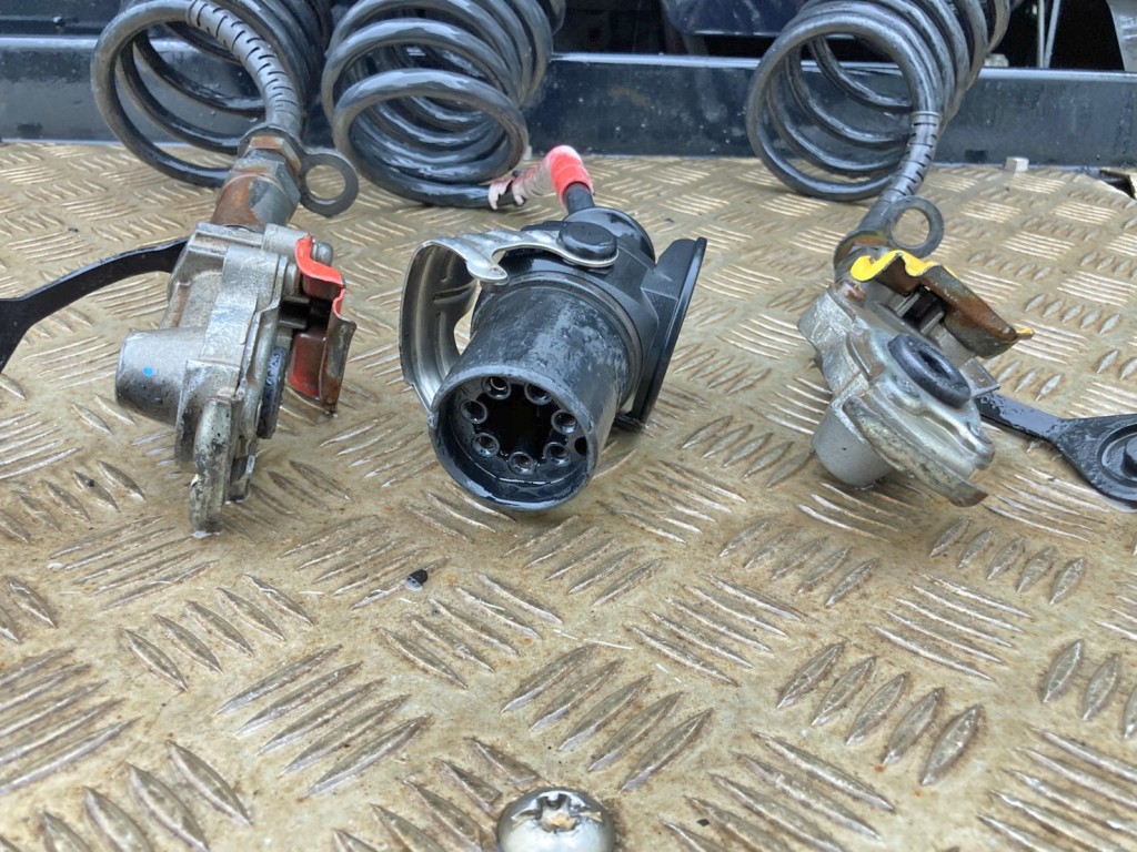 接続コネクターです。(ジャンパーケーブル欠品しています)|いすゞ ギガ QKG-EXD52ADの写真14