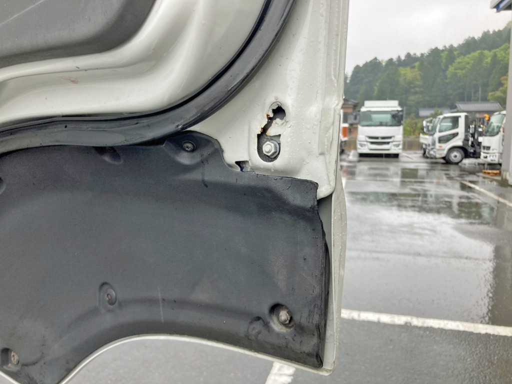 運転席ドアに割れがあります。|いすゞ ギガ QKG-EXD52ADの写真19
