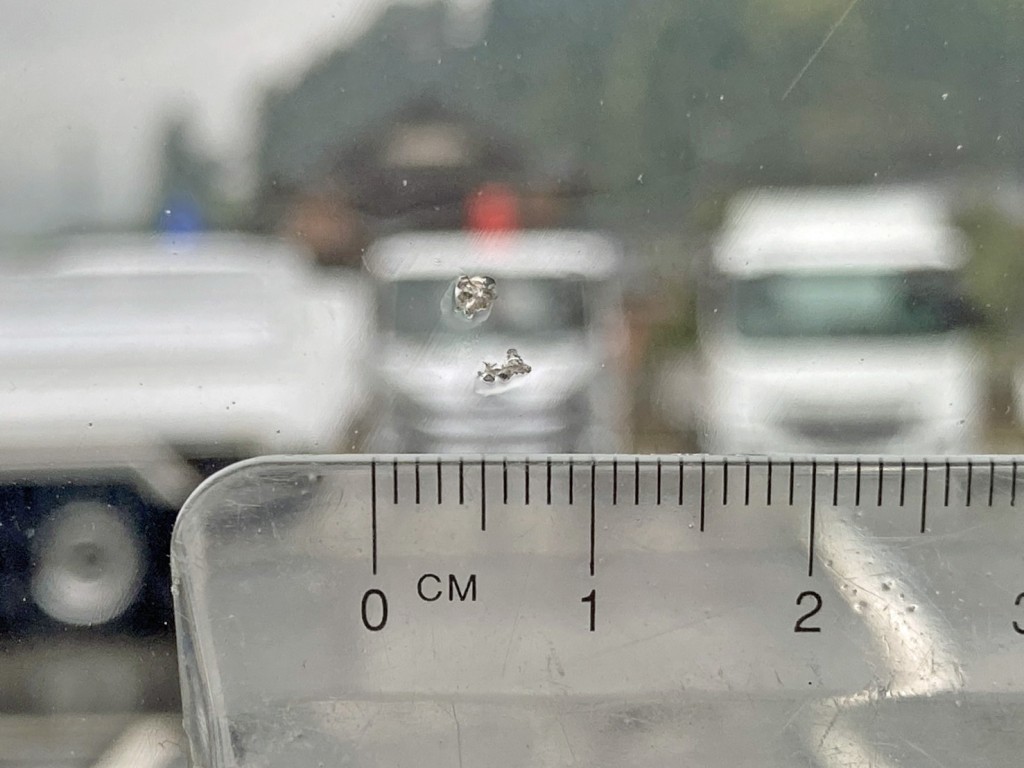 フロントガラスの中央正面に飛び石跡があります。|いすゞ ギガ QKG-EXD52ADの写真20