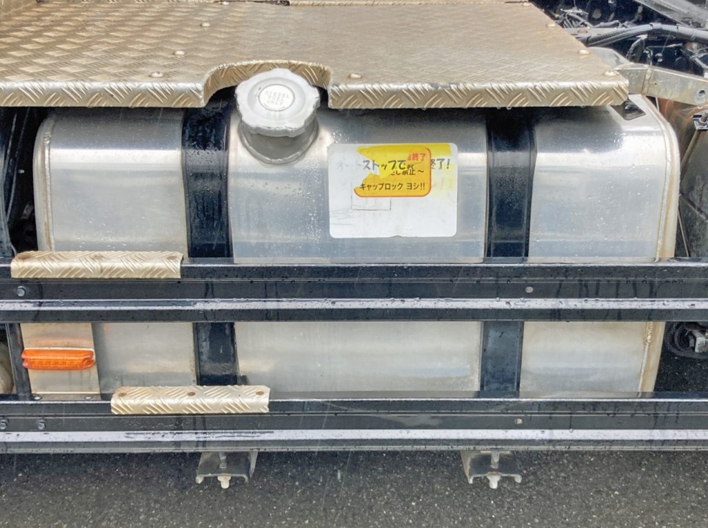 燃料タンクは400Lアルミ製です。|いすゞ ギガ QKG-EXD52ADの写真21