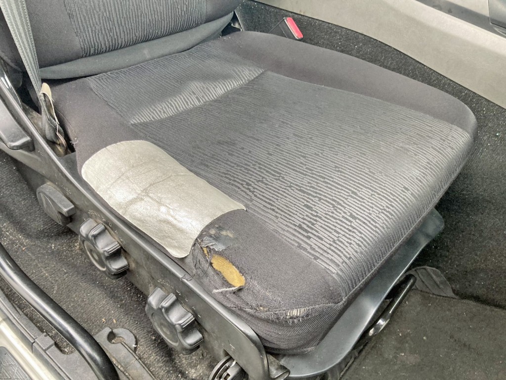 運転席座面にヘタリ・破れがあります。|三菱 スーパーグレート 2RG-FP74HDRの写真9