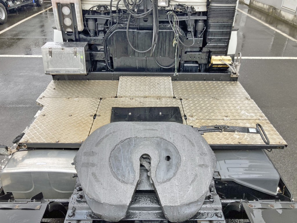 踊り場は縞板アルミです。|三菱 スーパーグレート 2RG-FP74HDRの写真10