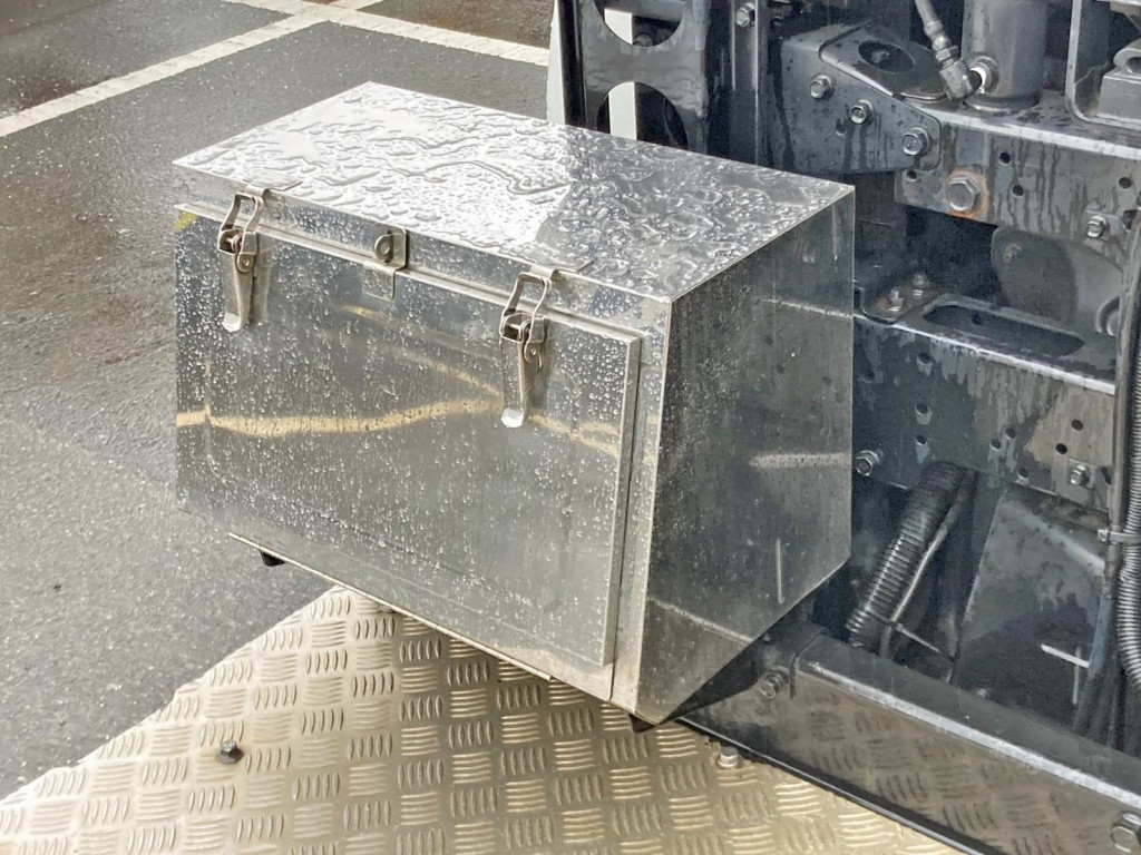 踊り場前方助手席側にステンレス製の工具箱が付いています。|三菱 スーパーグレート 2RG-FP74HDRの写真11