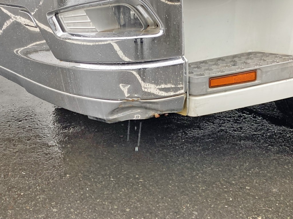 フロントバンパー助手席側にヘコミがあります。|三菱 スーパーグレート 2RG-FP74HDRの写真16