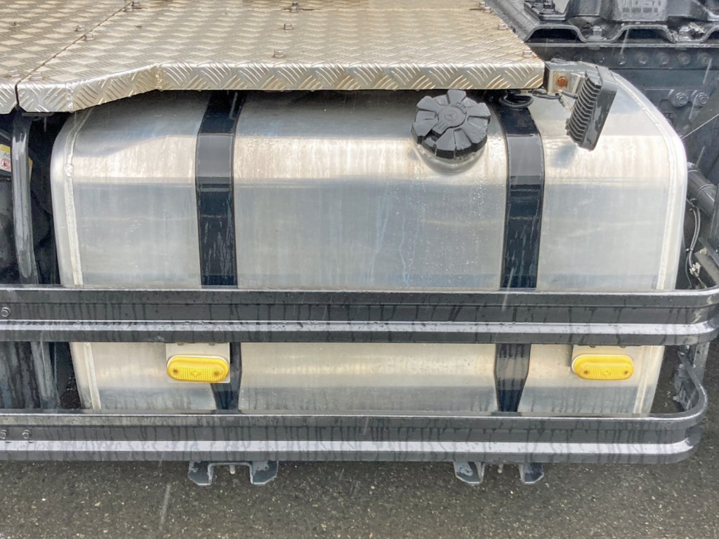 燃料タンクは400Lアルミ製です。|三菱 スーパーグレート 2RG-FP74HDRの写真17