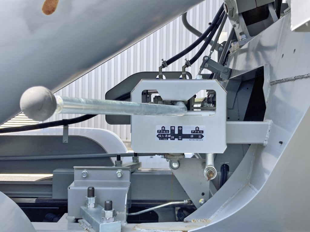 上物の操作レバーです。(助手席側)|日野 レンジャー 2KG-FJ2ACAの写真13