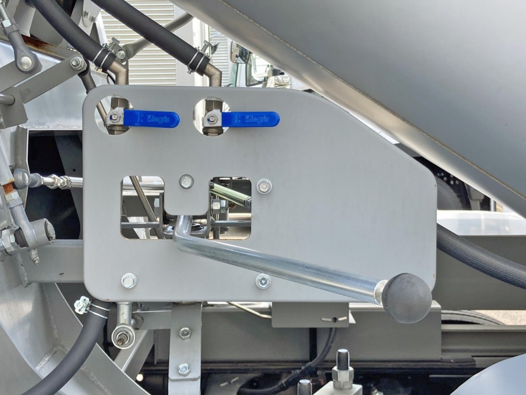 上物の操作レバーです。(運転席側)|日野 レンジャー 2KG-FJ2ACAの写真14