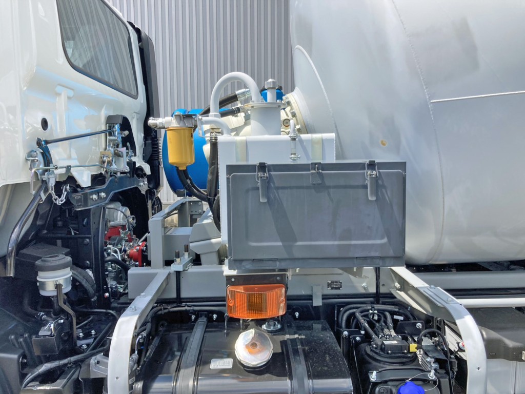 助手席側に工具箱が付いています。|日野 レンジャー 2KG-FJ2ACAの写真17