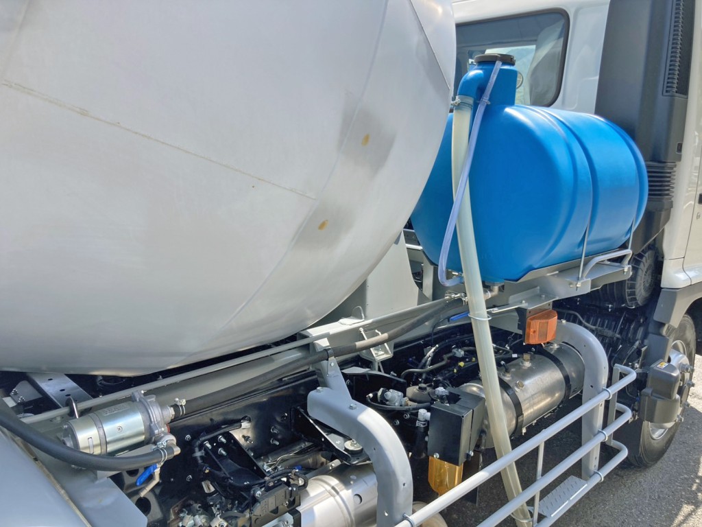 運転席側に水タンクが付いています。|日野 レンジャー 2KG-FJ2ACAの写真18