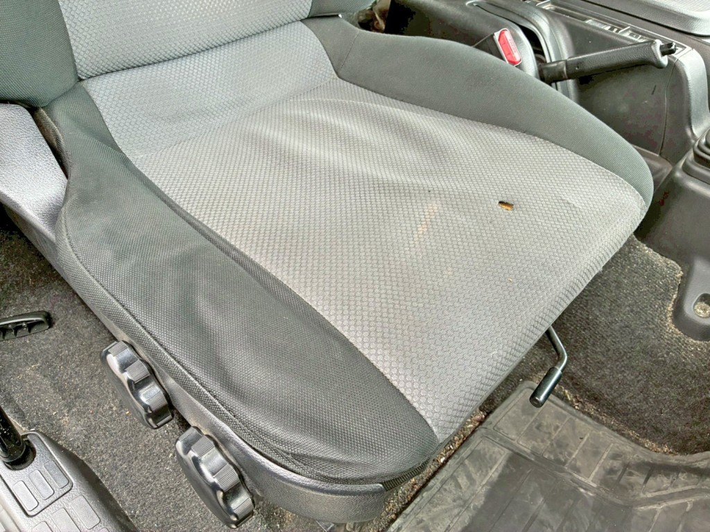運転席座面にヘタリ・穴あきがあります。|日野 レンジャー LDG-GK8JWAAの写真8