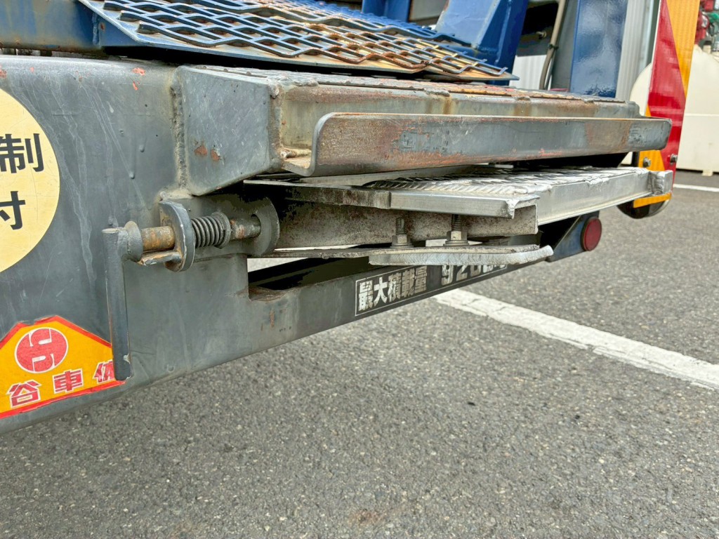 運転席側歩み先端部分に割れ 及び ロックストッパーが欠損しています。|日野 レンジャー LDG-GK8JWAAの写真23