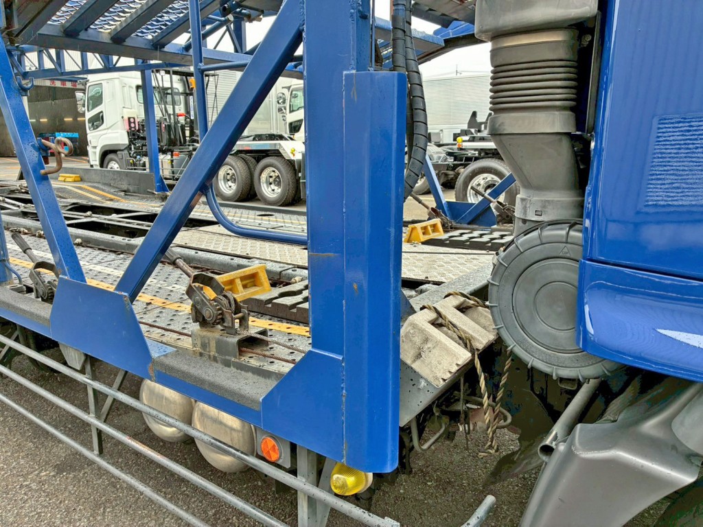 ボディー運転席側前方の風切板に亀裂があります。|日野 レンジャー LDG-GK8JWAAの写真29