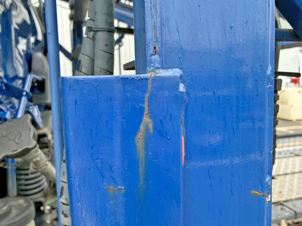 ボディー助手席側前方の風切板に亀裂があります。(拡大図)|日野 レンジャー LDG-GK8JWAAの写真32