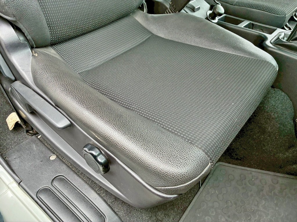 運転席座面にヘタリがあります。|三菱 ファイター 2KG-FK65FZの写真8