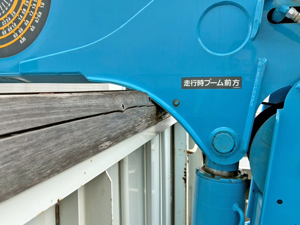 プロテクター上部受け木の状態です。(クレーン下げ時)|三菱 ファイター 2KG-FK65FZの写真14