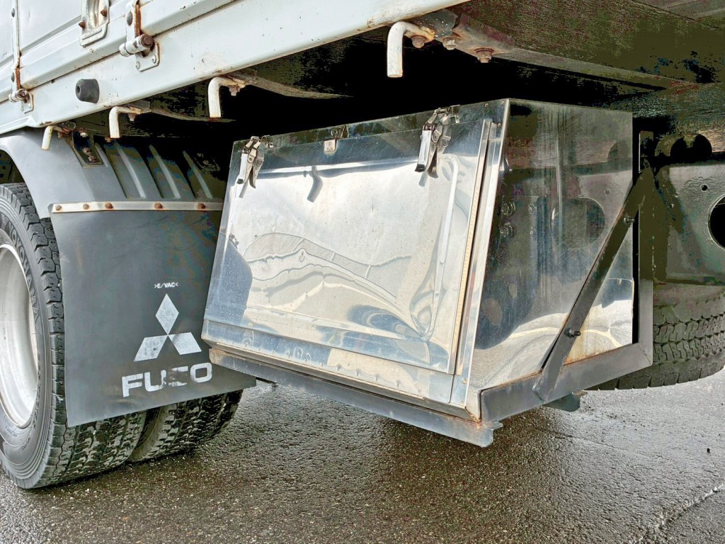 ボディー助手席側後方にステンレス製の工具箱が付いています。|三菱 ファイター 2KG-FK65FZの写真22