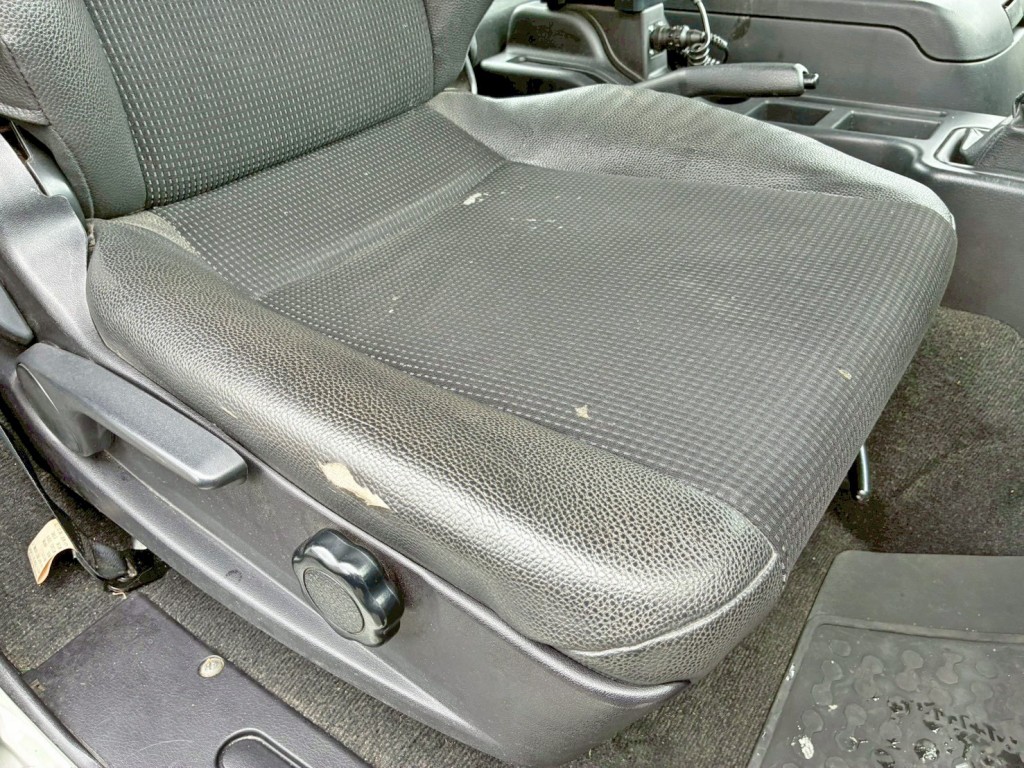 運転席座面にヘタリ・破れがあります。|三菱 ファイター 2KG-FK64F(2WD)の写真8