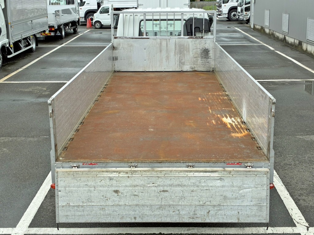 床は鉄板張りです。|三菱 ファイター 2KG-FK64F(2WD)の写真9