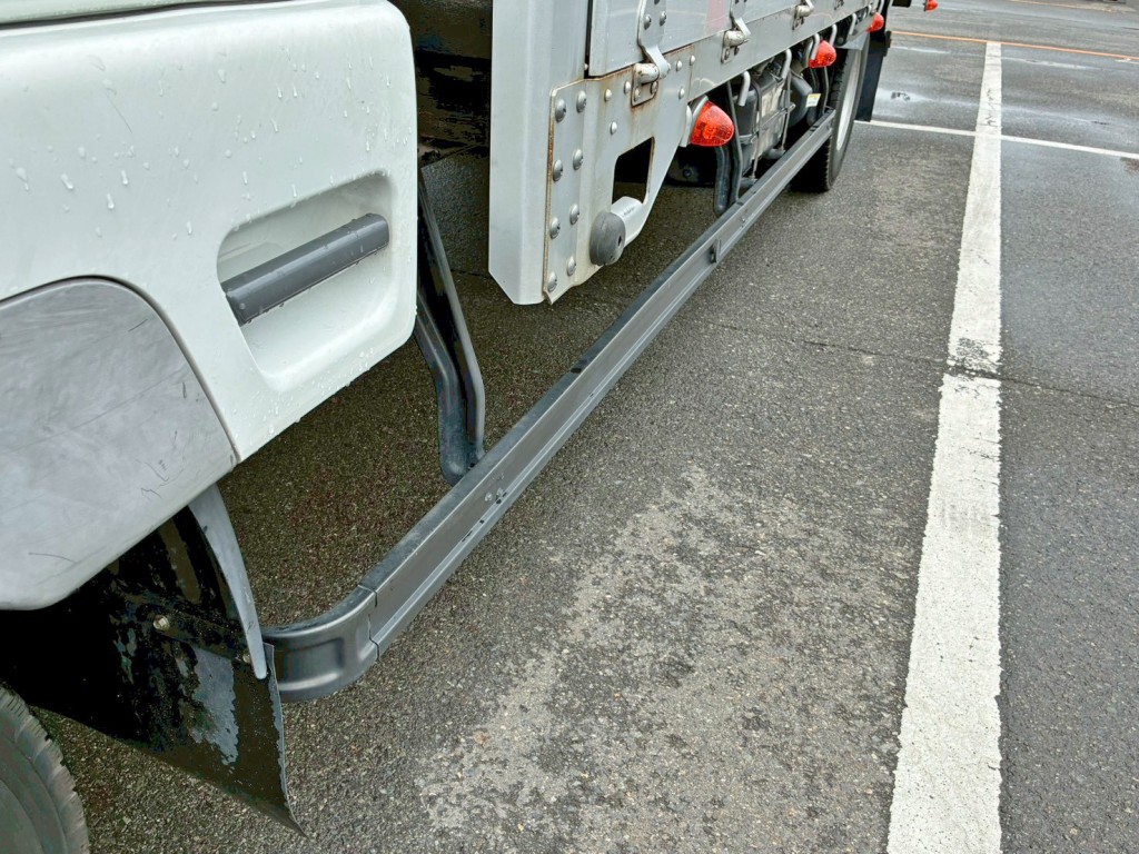 助手席側サイドバンパーに曲がりがあります。|三菱 ファイター 2KG-FK64F(2WD)の写真14