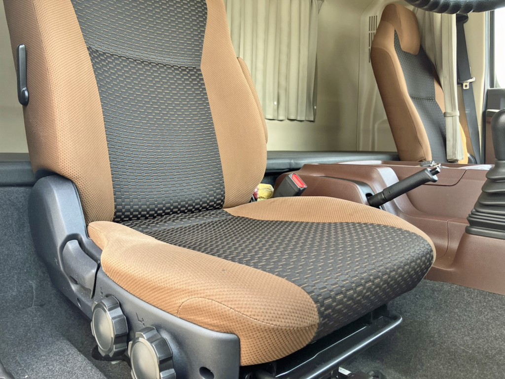 運転席座面にヘタリと穴があります。|日野 レンジャー 2PG-FE2ABAの写真8