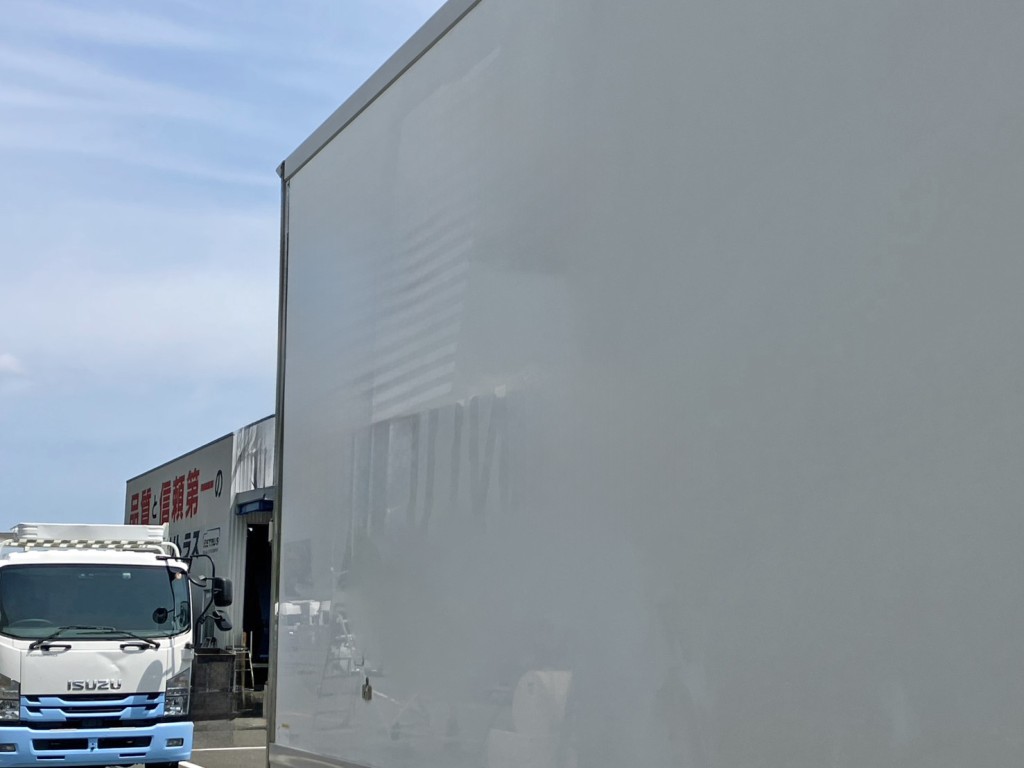 運転席側サイドパネルの後方にシール剥がし跡があります。|日野 レンジャー 2PG-FE2ABAの写真28