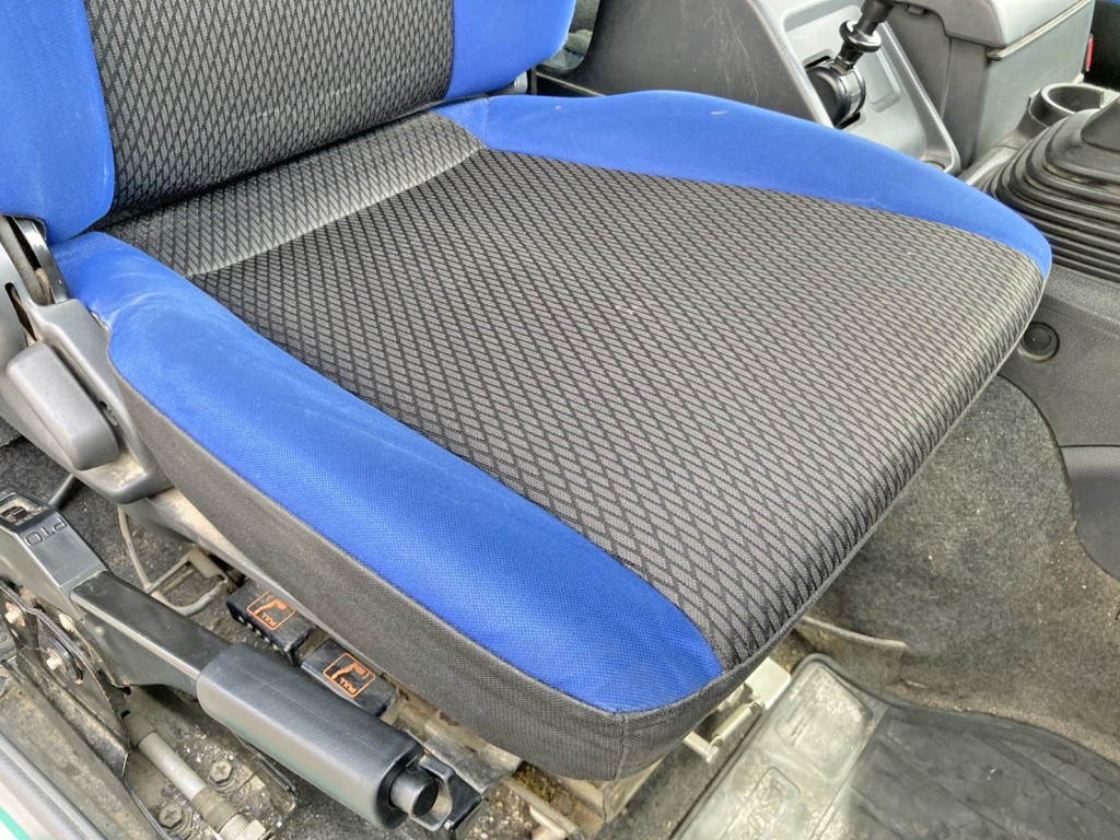 運転席座面にヘタリがあります。|いすゞ ギガ QPG-CXZ77BTの写真8