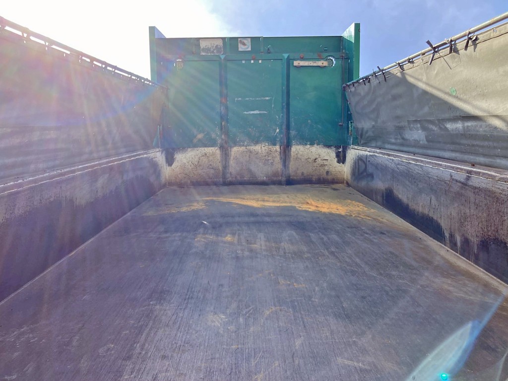 床は鉄板です。|いすゞ ギガ QPG-CXZ77BTの写真10