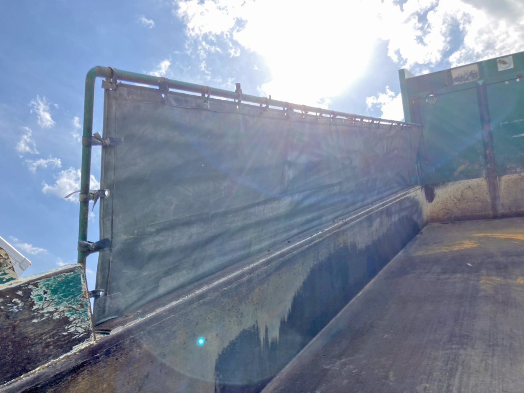 助手席側コボレーンシートに破れ・パッチ当て箇所があります。|いすゞ ギガ QPG-CXZ77BTの写真11