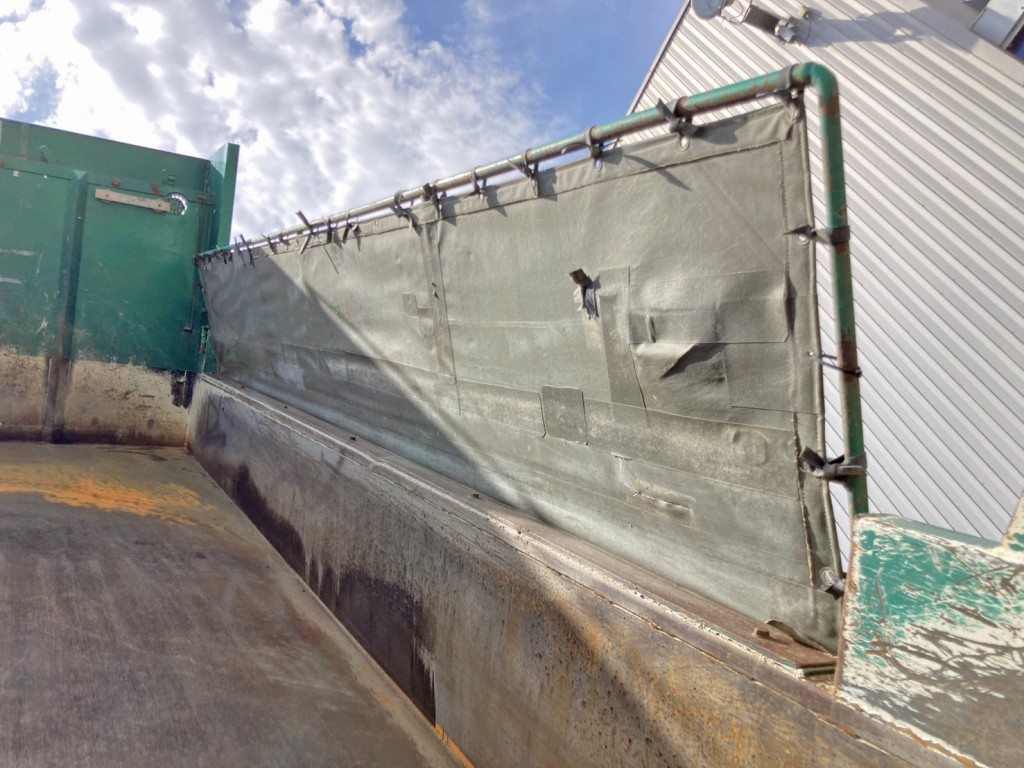 運転席側コボレーンシートに破れ・パッチ当て箇所があります。|いすゞ ギガ QPG-CXZ77BTの写真12