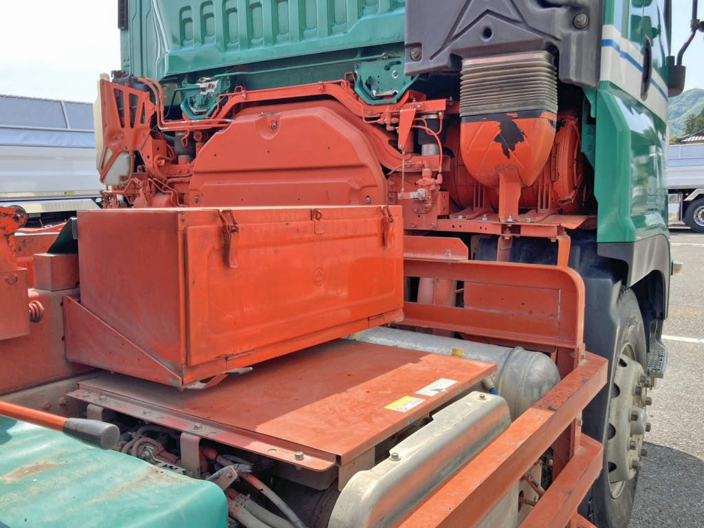 運転席側に工具箱が付いています。|いすゞ ギガ QPG-CXZ77BTの写真21