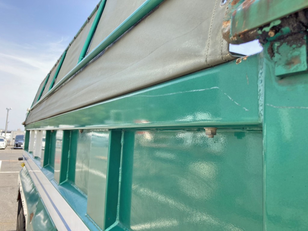 運転席側アオリ上部に薄いスリキズが前方から後方まで付いています。|いすゞ ギガ QPG-CXZ77BTの写真22