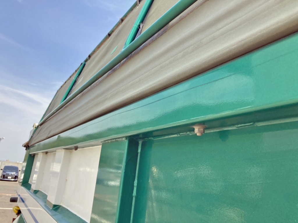 運転席側アオリ上部に薄いスリキズが前方から後方まで付いています。|いすゞ ギガ QPG-CXZ77BTの写真23