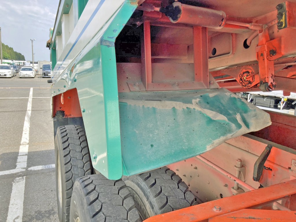 運転席側リヤフェンダー前方に歪みがあります。|いすゞ ギガ QPG-CXZ77BTの写真24