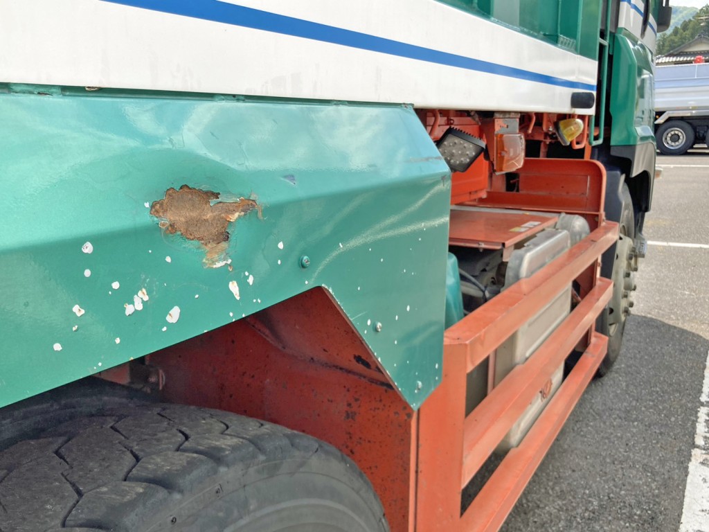 運転席側リヤフェンダー前方にヘコミ・サビがあります。|いすゞ ギガ QPG-CXZ77BTの写真25