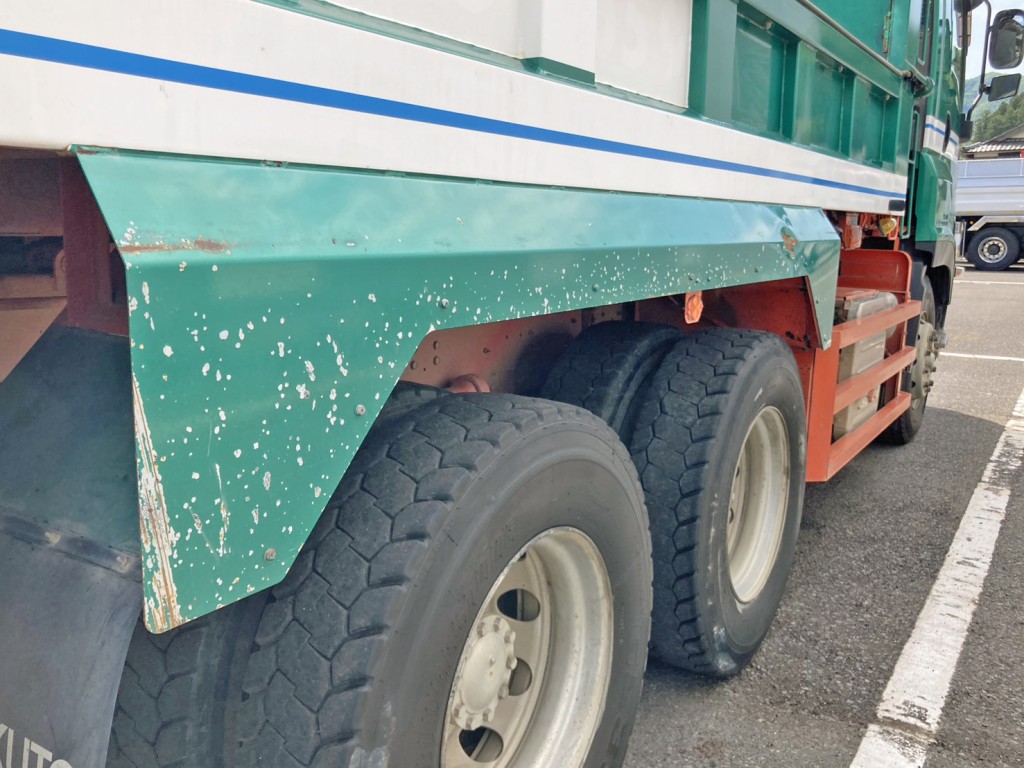 運転席側リヤフェンダーに塗装剥がれがあります。|いすゞ ギガ QPG-CXZ77BTの写真26