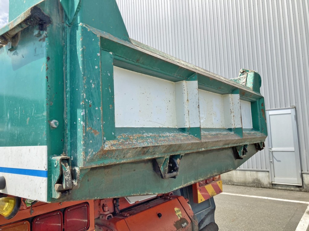 リヤゲート周りもアングル加工されています。(助手席側)|いすゞ ギガ QPG-CXZ77BTの写真31