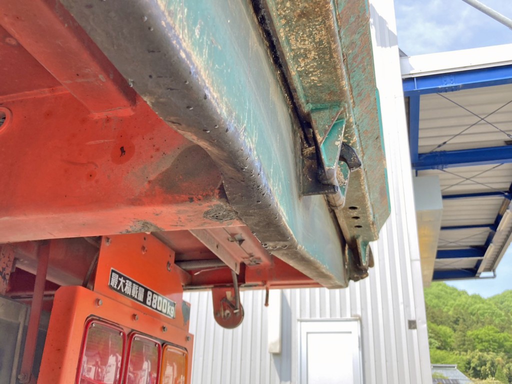 リヤレール中央下部にヘコミがあります。|いすゞ ギガ QPG-CXZ77BTの写真33
