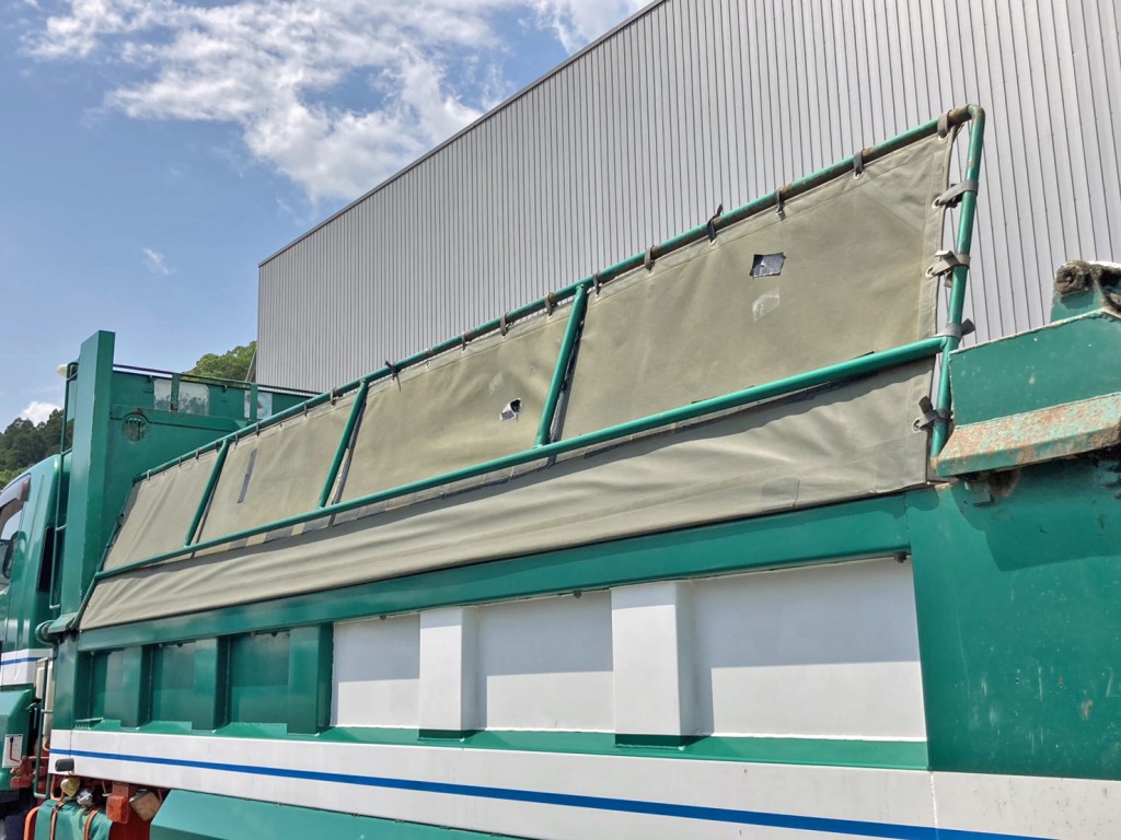 助手席側コボレーンシートに破れ・パッチ当て箇所があります。|いすゞ ギガ QPG-CXZ77BTの写真37